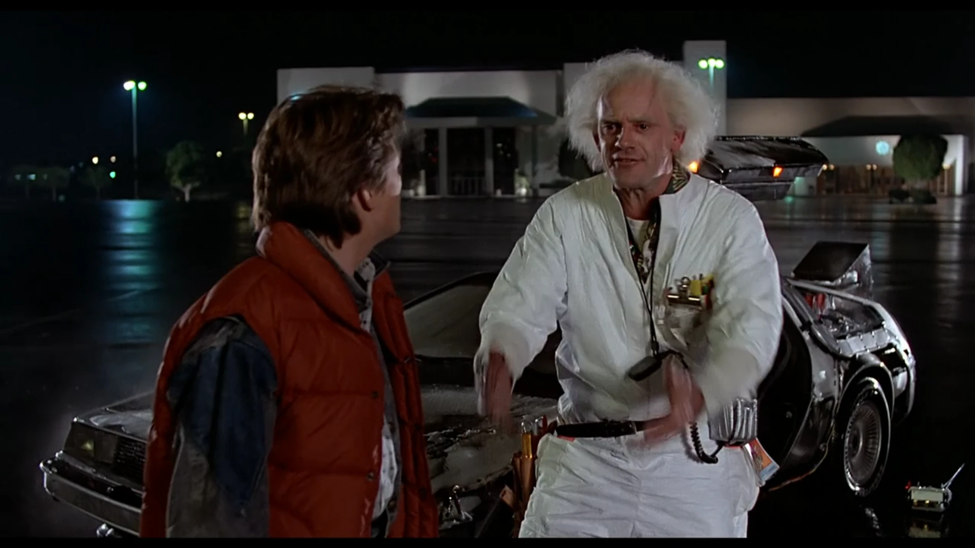 Doc Brown stellt Marty den DeLorean als Zeitmaschine vor