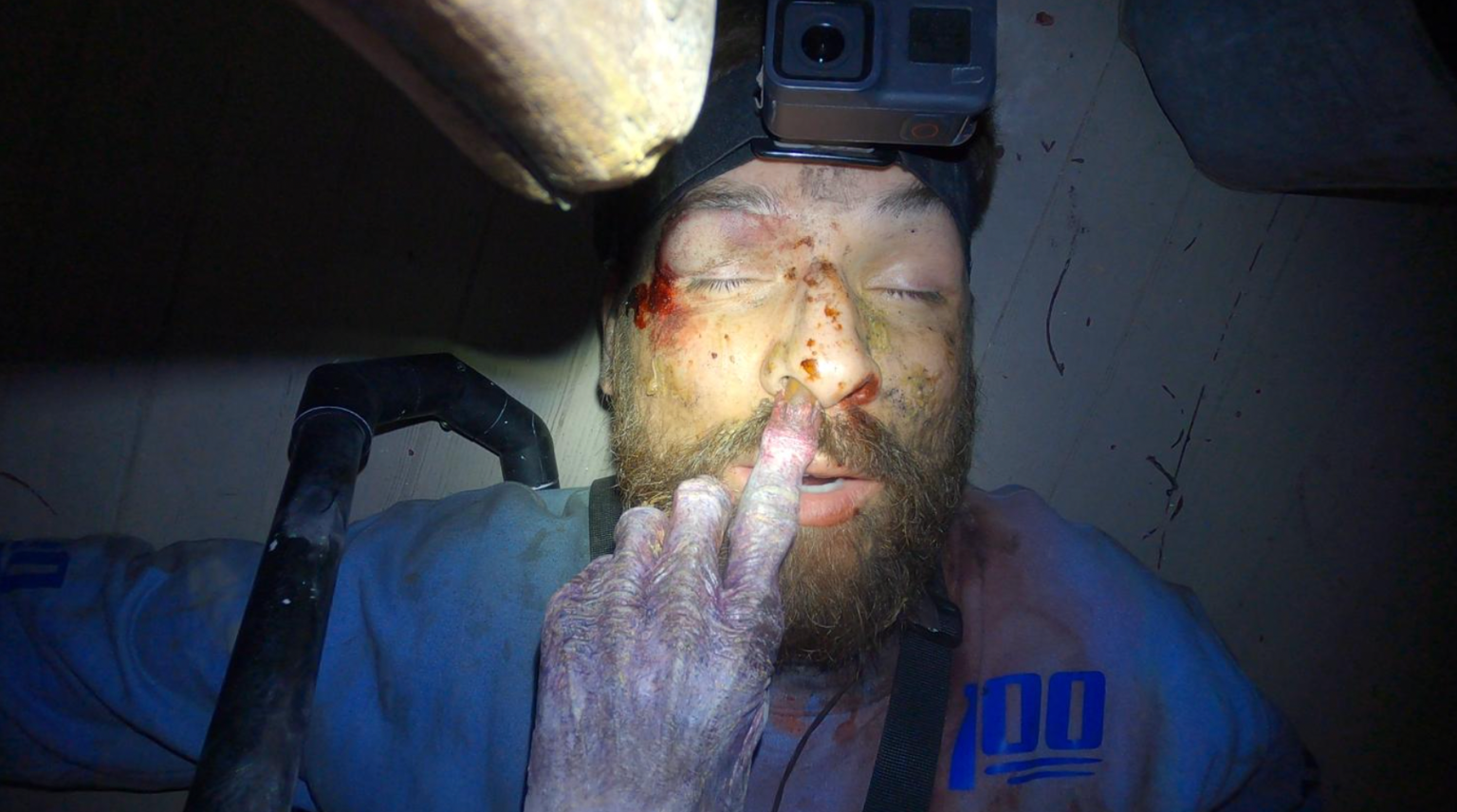 Shawn Ruddy mit dem Finger in der Nase vor der Kamera