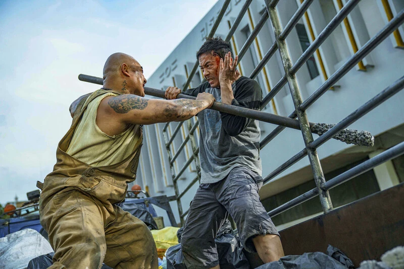 Zwei Kämpfer im Nahkampf in einer Szene aus The Furious